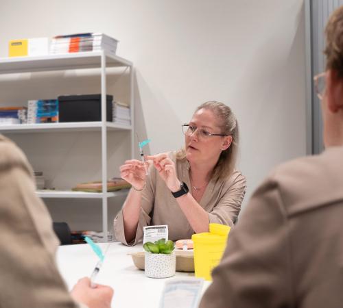 “Van spanning naar zelfvertrouwen” – Cindy over leren, groeien en werken in de ouderenzorg